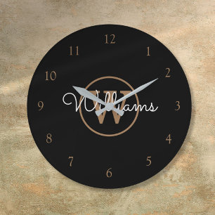 Elegante reloj de pared con monograma en negro y d