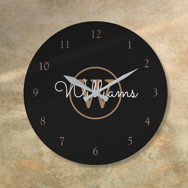 Elegante reloj de pared con monograma en negro y d (Elegant Black Gold Monogram Script Name Large Clock)
