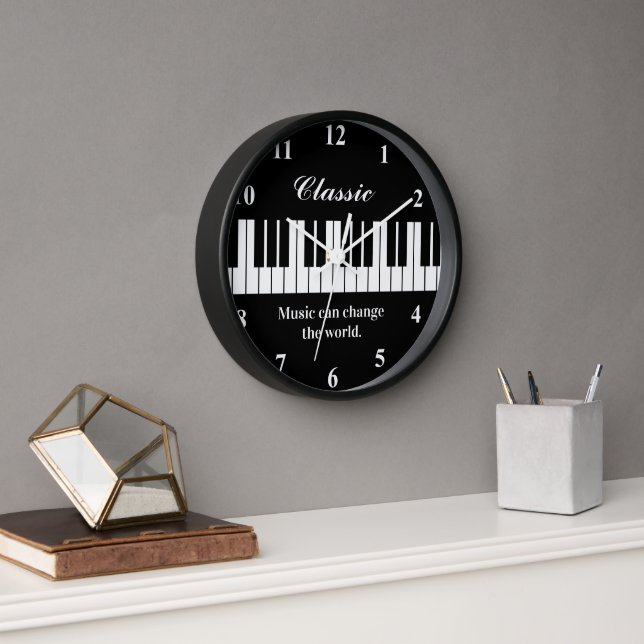 Elegante reloj de pared con teclas de piano en bla (Oficina)