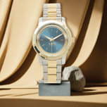 Elegante reloj metálico monogramado de oro azul<br><div class="desc">Elegante Monogramado Gold Blue Metallic. Este reloj elegante y moderno está diseñado con tipografía de escritura de nombre junto con tipografía blanca en oro sobre una moda de fondo metálico con pincel azul dorado y tiene espacio para que escribas tu nombre. El nombre del monograma puede ser fácilmente personalizado para...</div>