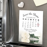 Elegante Rosa Blanca Guarda el imán del calendario<br><div class="desc">Estas bellas tarjetas magnéticas ahorran las tarjetas de calendario de fechas es una manera maravillosa de hacer que su familia y amigos sepan de su próximo boda. El diseño se compone de una foto de un rosa de marfil de tallo largo, blanco o crema, que se refleja en un estanque...</div>