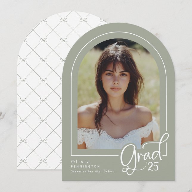 Elegante Sage Simple Photo 2025 Grad Invitación (Anverso / Reverso)