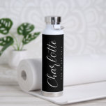 Elegante Script EDITABLE COLOR Botella de agua<br><div class="desc">Visite nuestra tienda en www.berryberrysweet.com para ver artículos de papelería modernos y elegantes y regalos personalizados.</div>