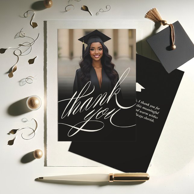 Elegante Script Graduación Gracias Tarjeta De Foto (Black and White Elegant Graduation Photo Thank You Card)