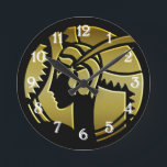Elegante Señora Art Deco en el reloj redondo de la<br><div class="desc">Un reloj de moda, este diseño representa a una elegante y elegante dama Art Deco en oro. Presenta un perfil muy glamuroso, y lleva el típico traje vintage de un flapper de los años 20 de la época de Gatsby, con un gorra de cloche muy popular entre los jóvenes y...</div>