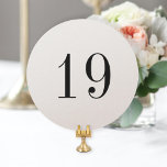 Elegante Shimmer Tarjeta de número de mesa redonda<br><div class="desc">Número clásico de la mesa en blanco y negro sobre el papel de brillo grueso del círculo cortado. También hay disponibles varios tipos de papel,  esquinas cuadradas o redondeadas.</div>