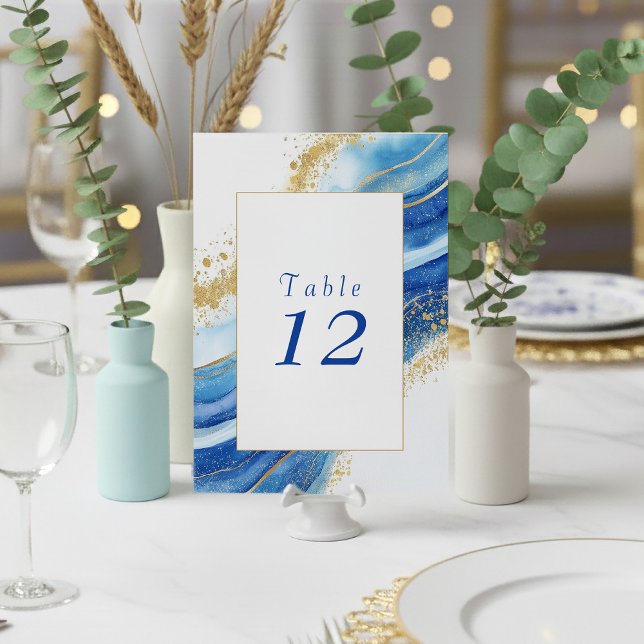 Elegante tarjeta azul y oro negrita número de tabl (Gold and blue agate effect wedding table number card.)