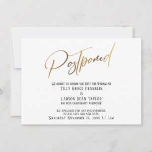 Elegante tarjeta Boda postponada de escritura dora