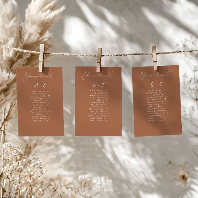 Elegante Tarjeta de asiento Boda alfabético (Convenient and organized wedding seating chart with alphabetical name arrangement.)
