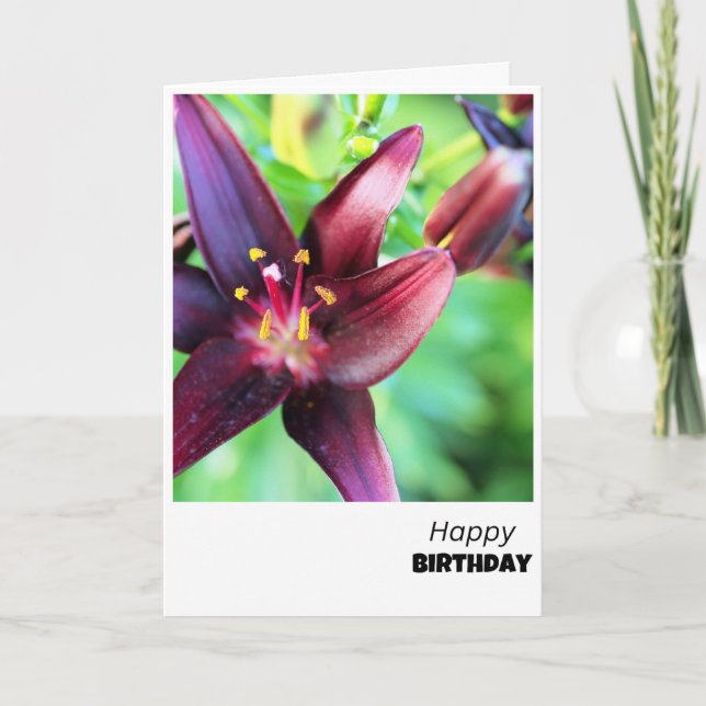 Elegante tarjeta de cumpleaños de Lily Borgoña (Anverso)