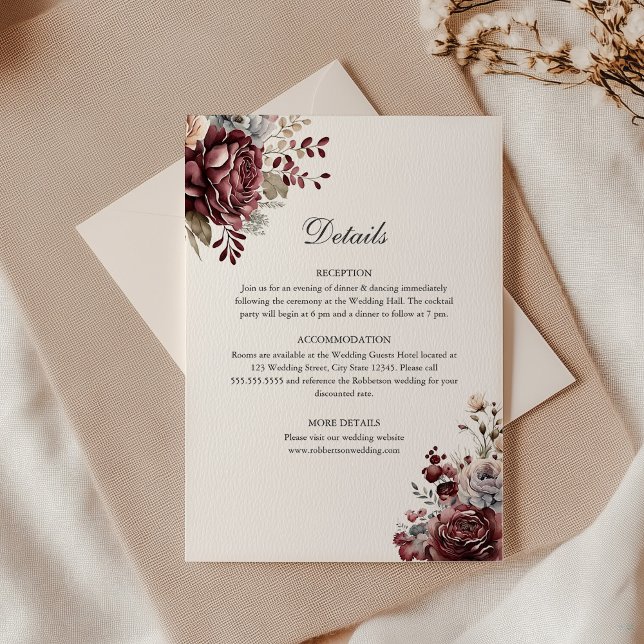 Elegante tarjeta de detalles del Boda floral Boho (Elegant Boho Floral Wedding Details Card on an elegant wedding table.)