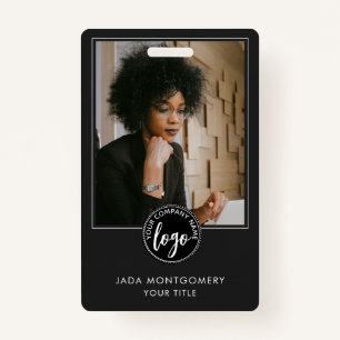 Elegante tarjeta de identificación negra con logo