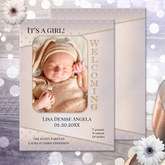 Elegante tarjeta de Invitación de foto de bebé (Elegant birth announcement card featuring your baby photo on an artistic gold with polka dots)