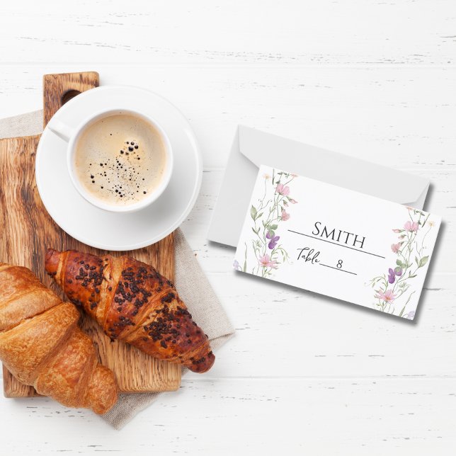 Elegante tarjeta de marcador de posición para Boda (Custom table card framed in blush and lavender wildflowers—perfect for romantic garden weddings.

)