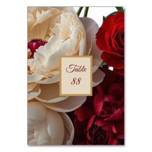Elegante tarjeta de mesa de rosas rojas y peones d