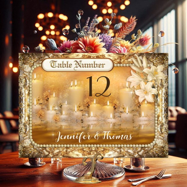 Elegante tarjeta de número de mesa de dos llamas v (Romantic table number card in vintage style with floating candles and flowers)