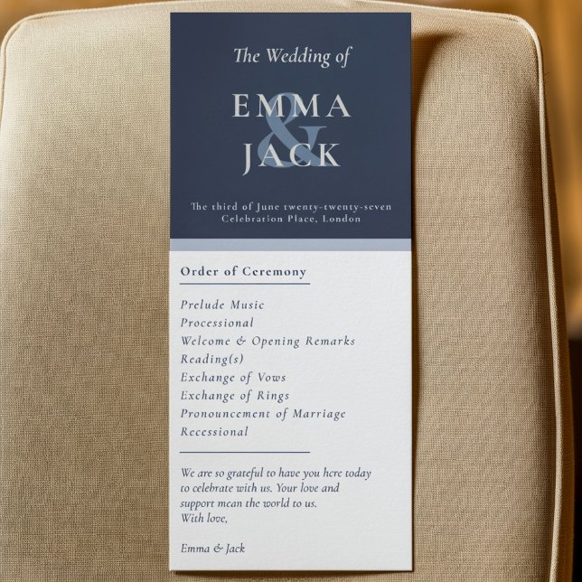 Elegante tarjeta de programa de boda con nombres y (Elegant blue ampersand names wedding program card.)