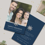Elegante tarjeta de vacaciones plana con fotografí<br><div class="desc">Haga que las vacaciones sean inolvidables con nuestra elegante tarjeta de vacaciones plana con fotos familiares. La parte delantera muestra tu preciada foto familiar adornada con un motivo de copo de nieve. Voltea hacia atrás para un fondo azul marino con un sincero saludo de vacaciones: "Que la magia de la...</div>