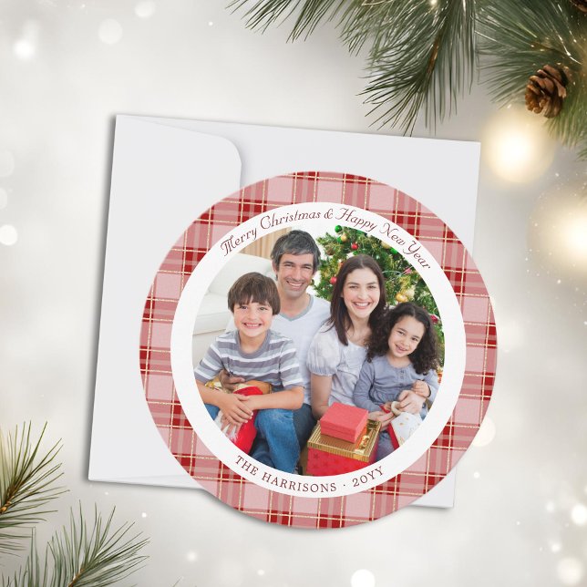 Elegante tarjeta fotográfica de Navidades de plást (Elegant Red Plaid Christmas Holiday Photo Card)
