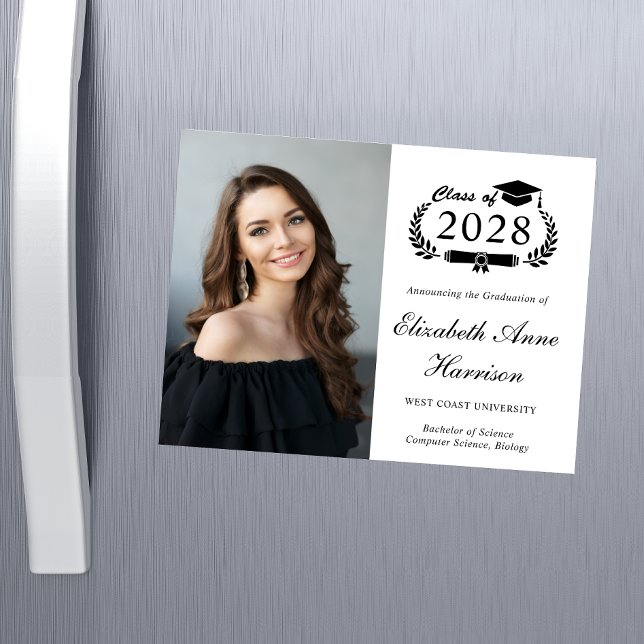 Elegante Tarjeta Magnética de Graduación de Photo  (Share the pride and excitement of your graduate's achievement with friends and family near and far)