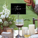 Elegante Tarjeta Mínima de Tabla de Guión Números<br><div class="desc">Este diseño de número de tabla presenta un tipo de letra de script mínimo elegante. Haga clic en el botón "Haga clic para más personalizares" para editar el color de la redacción del guión y el color de fondo. Vea toda la colección para ver más elementos coincidentes.</div>