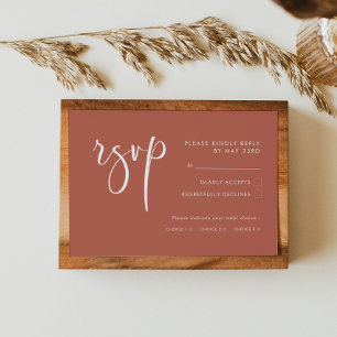 Elegante tarjeta RSVP de arcilla roja con opción d