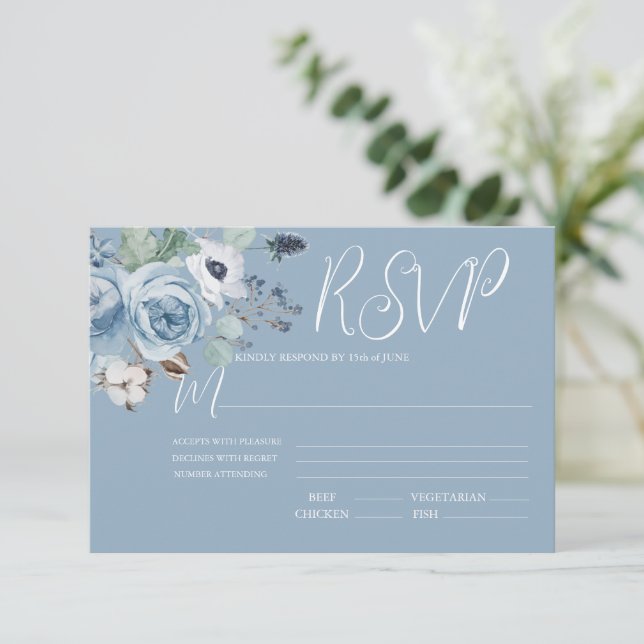 Elegante tarjeta RSVP de boda floral azul y blanca (Anverso de pie)