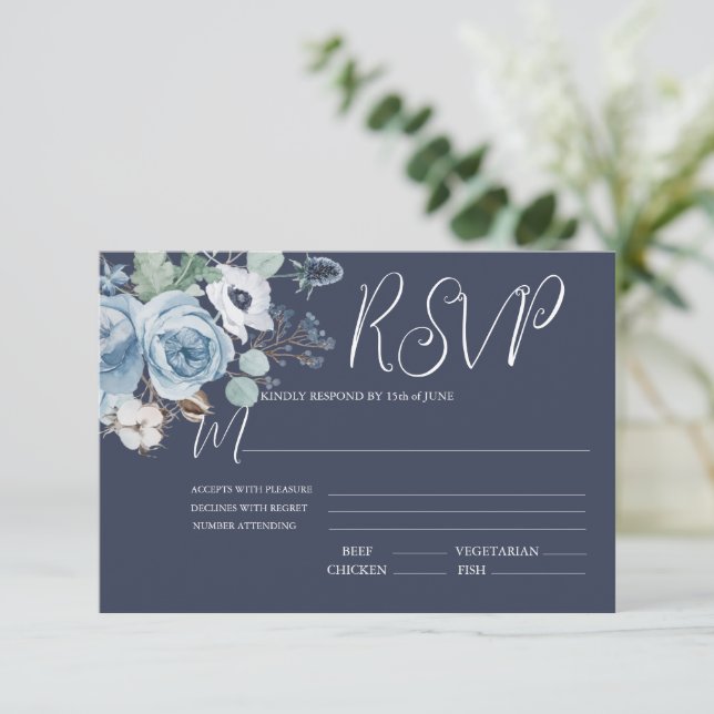 Elegante Tarjeta RSVP de Boda Floral Azul y Blanco (Anverso de pie)