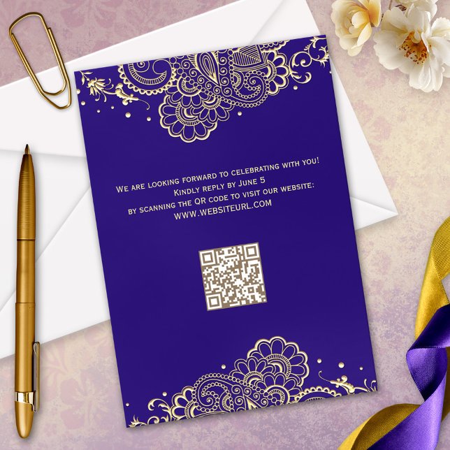 Elegante Tarjeta RSVP de Henna Lace de Oro Púrpura (Elegant purple wedding RSVP card featuring a gold styled henna or tattoo inspired design)
