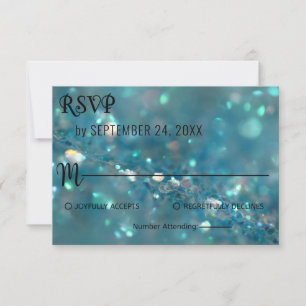 Elegante tarjeta RSVP purpurina  azul con clase de