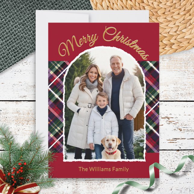 Elegante Tartan Plaid Arch Foto Feliz Navidad (An elegant Christmas card with custom arch-framed photo, with burgundy and tartan backdrop)