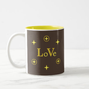 Elegante texto de amor y estrellas en tazas de caf