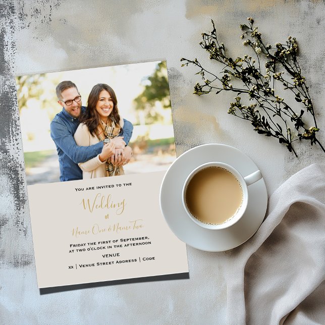 Elegante tu invitación romántica de boda fotográfi (Wedding invitation photo card with gold and black text on a light background)