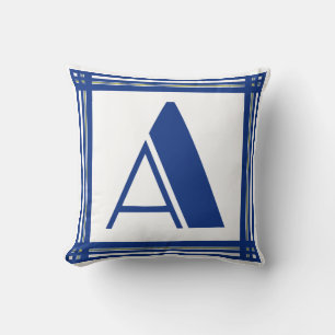 Elegante Una almohada inicial en azul y blanco