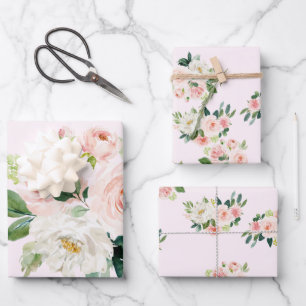 Elegantes bolsitas de papel envueltas con flores r