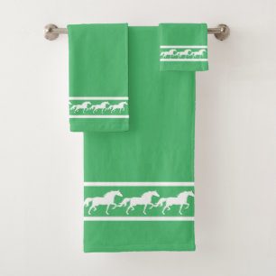 Elegantes caballos blancos chic sobre verde esmera