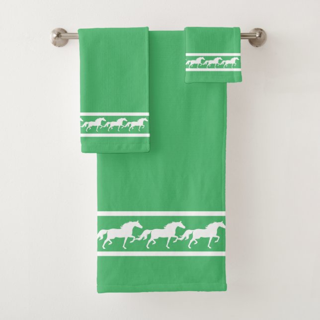 Elegantes caballos blancos chic sobre verde esmera (In situ)