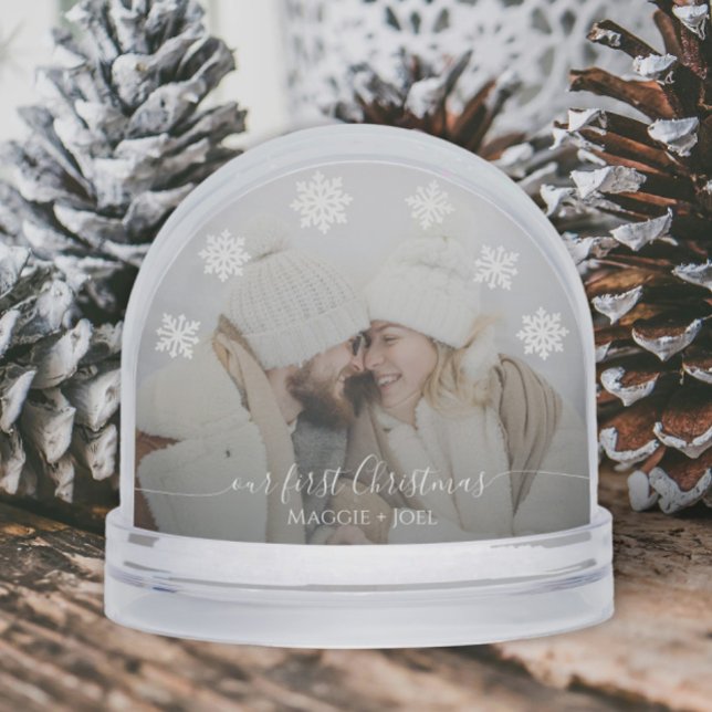 Elegantes copas de nieve Nuestra primera foto de N (Personalized white snowflakes Couple's first Christmas keepsake with custom photo and text)