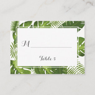 Elegantes hojas tropicales colocan tarjeta de mesa