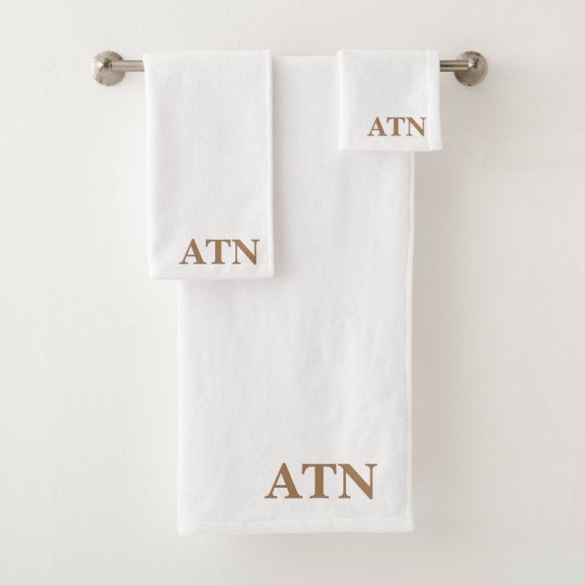 Elegantes iniciales en fondo blanco marrón de caca (In situ)