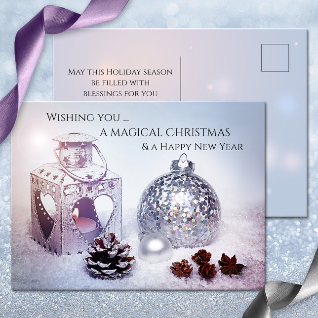 Elegantes Navidades blancos mágicos sueñan postal (Elegant Christmas postcard featuring a candle lit lantern with pine cones and festive ornaments)