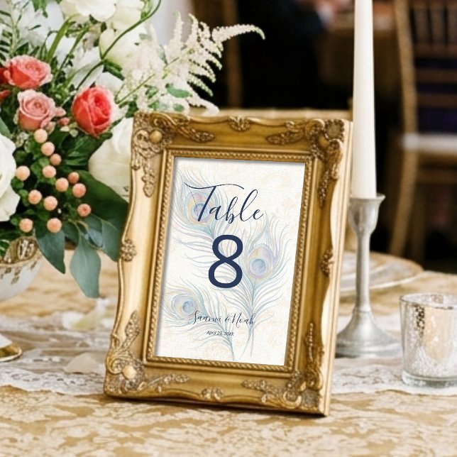 Elegantes números de mesa con plumas de pavo real  (Modern Wedding Table Number Featuring Watercolor-Effect Peacock Feather Detail.)