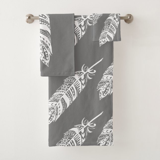 Elegantes plumas tribales blancas y grises (In situ)