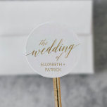 Elegantes Sellos para sobres Bodas de caligrafía d<br><div class="desc">Estos elegantes sellos para sobres bodas de caligrafía dorada son perfectos para un simple boda. El diseño neutro cuenta con un pegatina minimalista decorado con una tipografía romántica y caprichosa de imitación de Relieve metalizado dorado. Personalice la etiqueta con los nombres de la novia y del novio. Nota: Este diseño...</div>