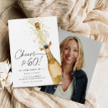 Elegantes vítores a invitación con foto de 60 cump<br><div class="desc">¡Brindemos hasta los 60! Pon el Bubbly con nuestra tarjeta de invitación de cumpleaños temática de champán. Celebrar un cumpleaños histórico es siempre una ocasión especial, y ¿qué mejor manera de hacerlo que con un fiesta con tema de champán? Esta tarjeta de invitación es perfecta para quien cumpla 60 años...</div>