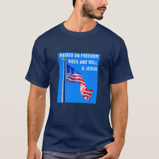 Elevado en camiseta de la libertad (oscura)