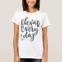 Elevar cada día. en camiseta multicolor