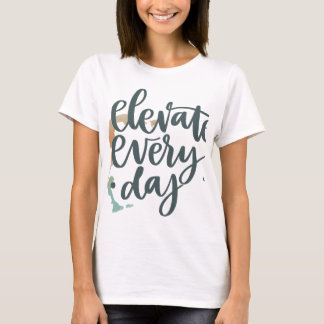 Elevar cada día. en camiseta multicolor