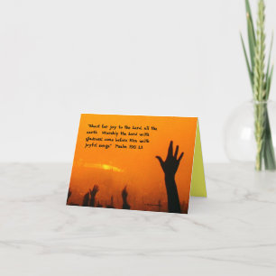 Elevar las tarjetas de notas para las manos