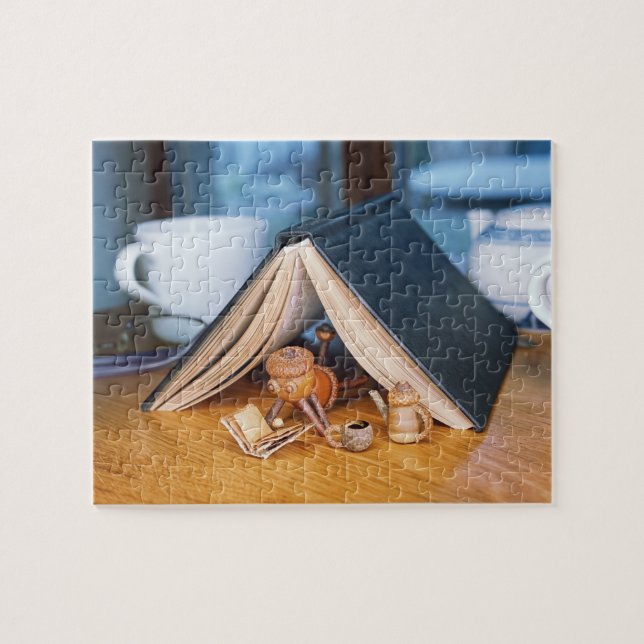 Elf de Acorn leyendo un libro rompecabezas (Horizontal)